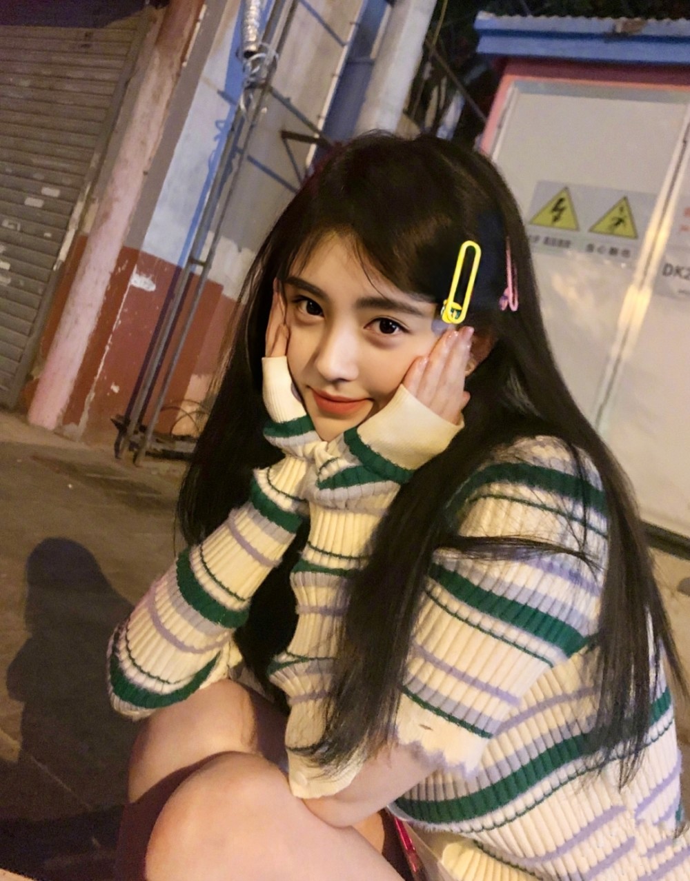 在鞠婧祎晒出的这一组生活照中,她穿着针织衫,披着长发,看起来很仙儿.