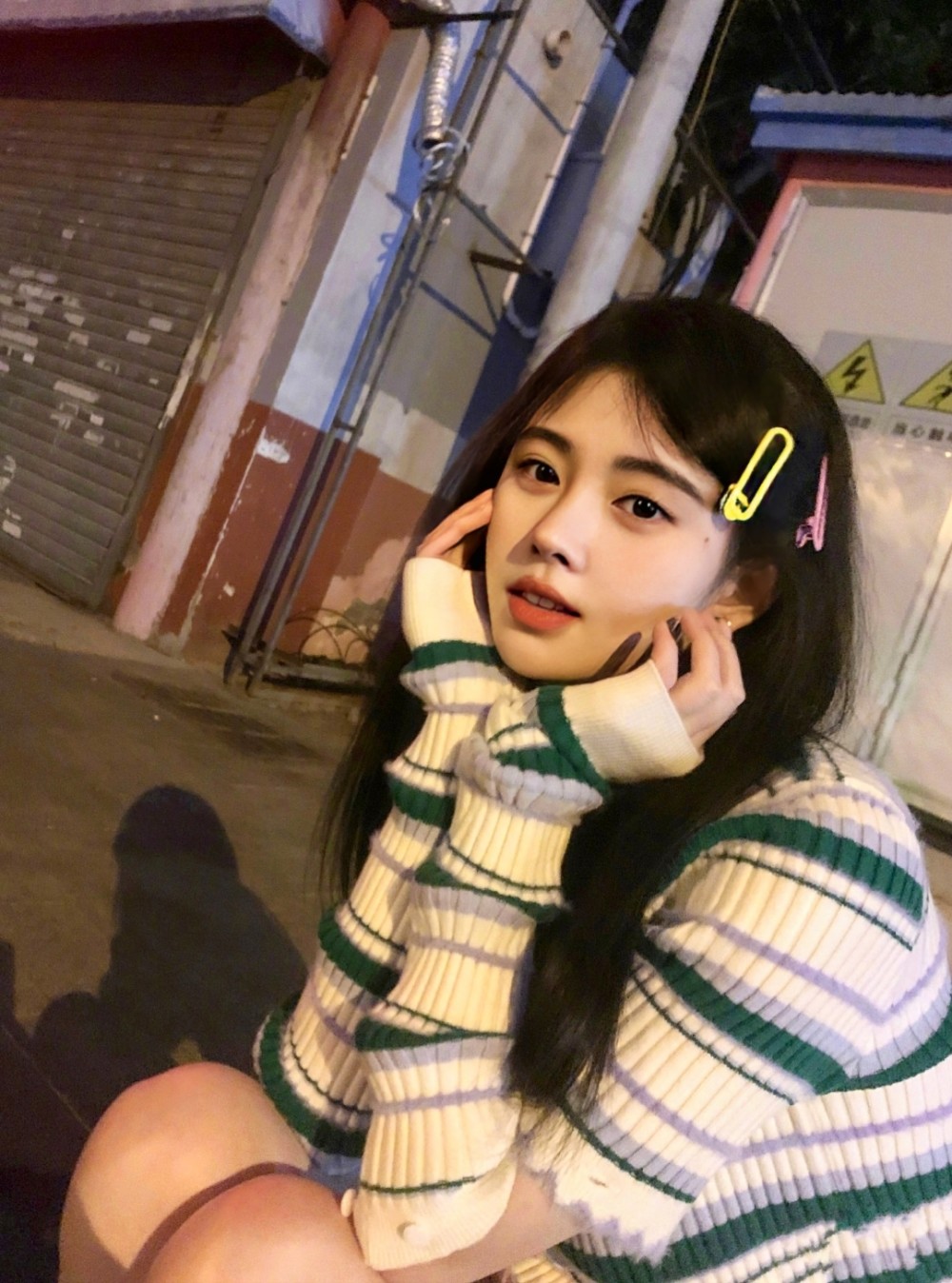 在鞠婧祎晒出的这一组生活照中,她穿着针织衫,披着长发,看起来很仙儿.