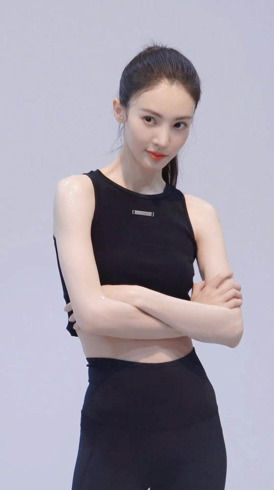 金晨穿运动背心秀马甲下,腹部肌肉太显眼,身材纤瘦似竹竿_腾讯新闻