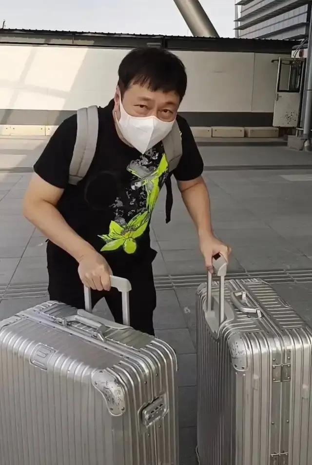 黎耀祥一个人推两个行李箱,全程没有助手帮忙!网友:没有架子插图2