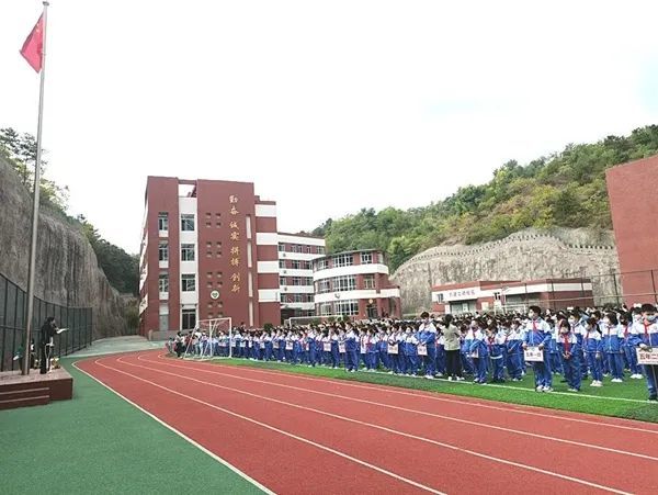 【我们的社会主义核心价值观】承德市石洞子沟小学举行升旗仪式_腾讯