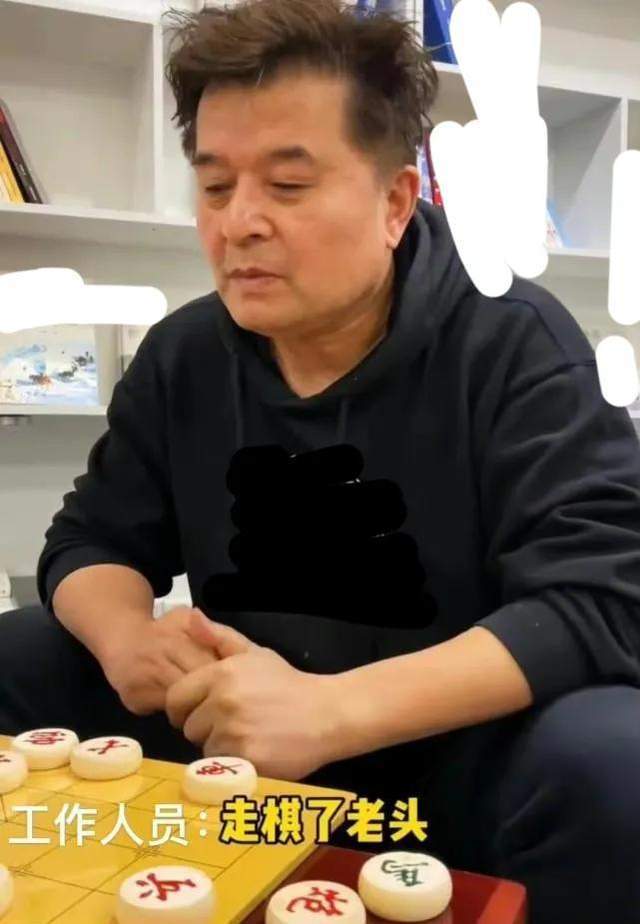 我们在视频中侧面就能看到毕福剑肚腩微微突出,不似从前在央视做主持