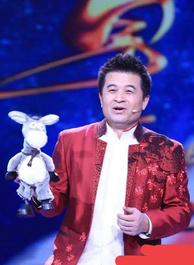 凭借诙谐,接地气的主持风格,毕福剑深受老百姓欢迎,而他在央视主持的