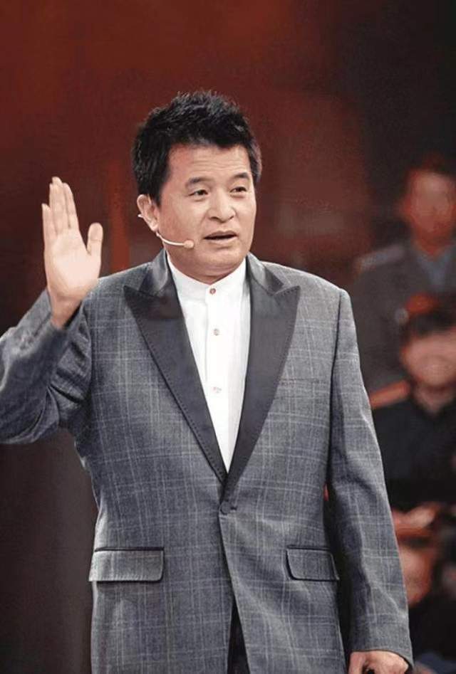 不过,很可惜,毕福剑在2015年便退出了灯光璀璨的央视舞台.