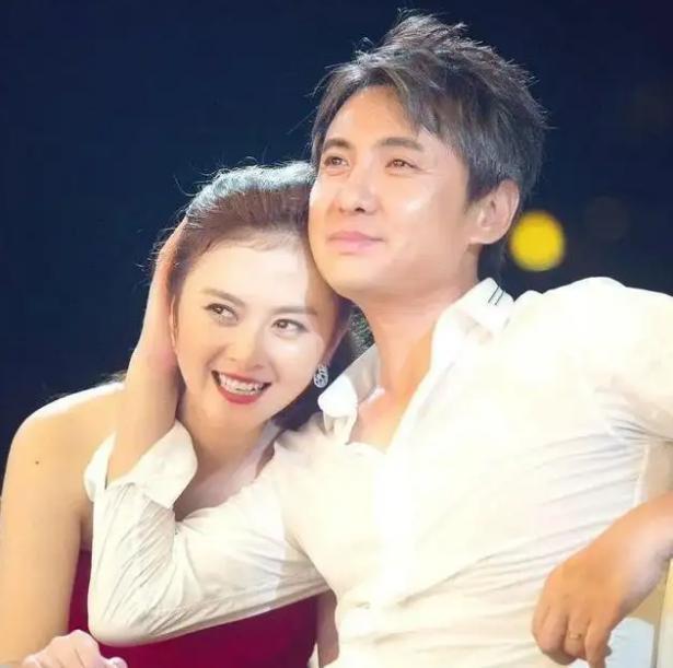 沈腾被曝离婚后,妻子王琦首露面,孕相十足胖成了"贾玲"