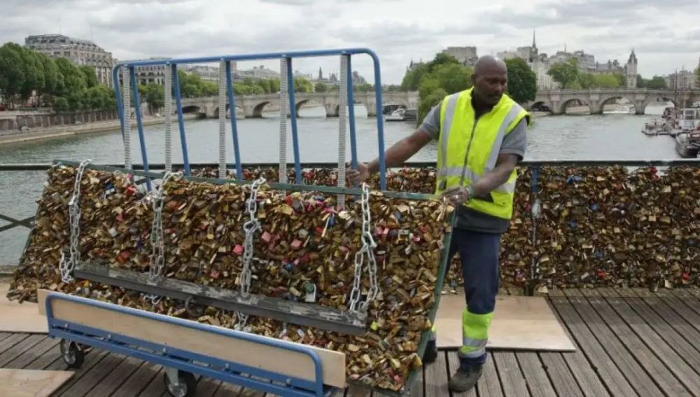 挂爱情锁压垮艺术桥后，情侣们又盯上了新桥…巴黎政府：都给撬了无穷多个无穷小量之和