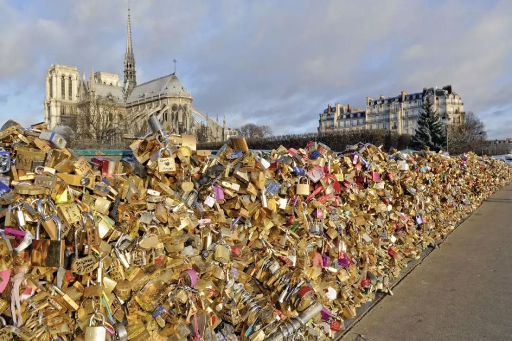 挂爱情锁压垮艺术桥后，情侣们又盯上了新桥…巴黎政府：都给撬了