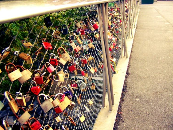 挂爱情锁压垮艺术桥后，情侣们又盯上了新桥…巴黎政府：都给撬了无穷多个无穷小量之和