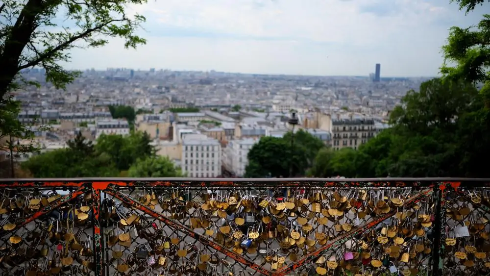 挂爱情锁压垮艺术桥后，情侣们又盯上了新桥…巴黎政府：都给撬了