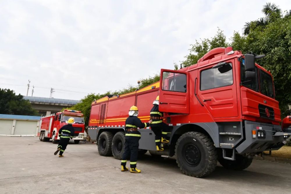 车辆爆燃空军蓝出手了