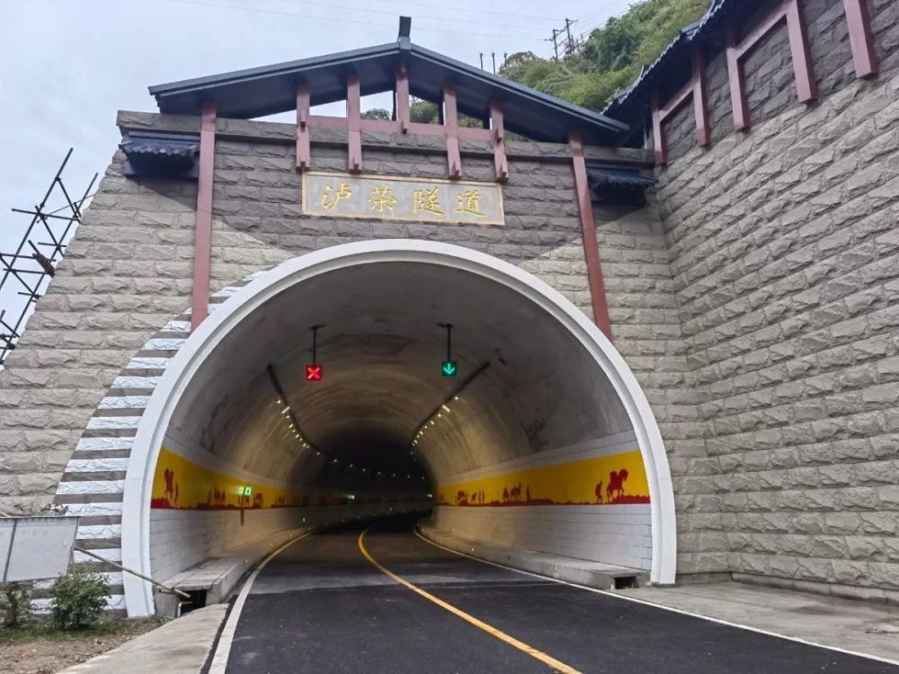 决战四季度 大干一百天丨雅康高速泸定互通连接线二期工程泸荣隧道试