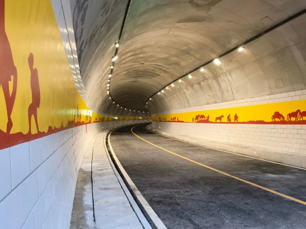 决战四季度 大干一百天丨雅康高速泸定互通连接线二期工程泸荣隧道试