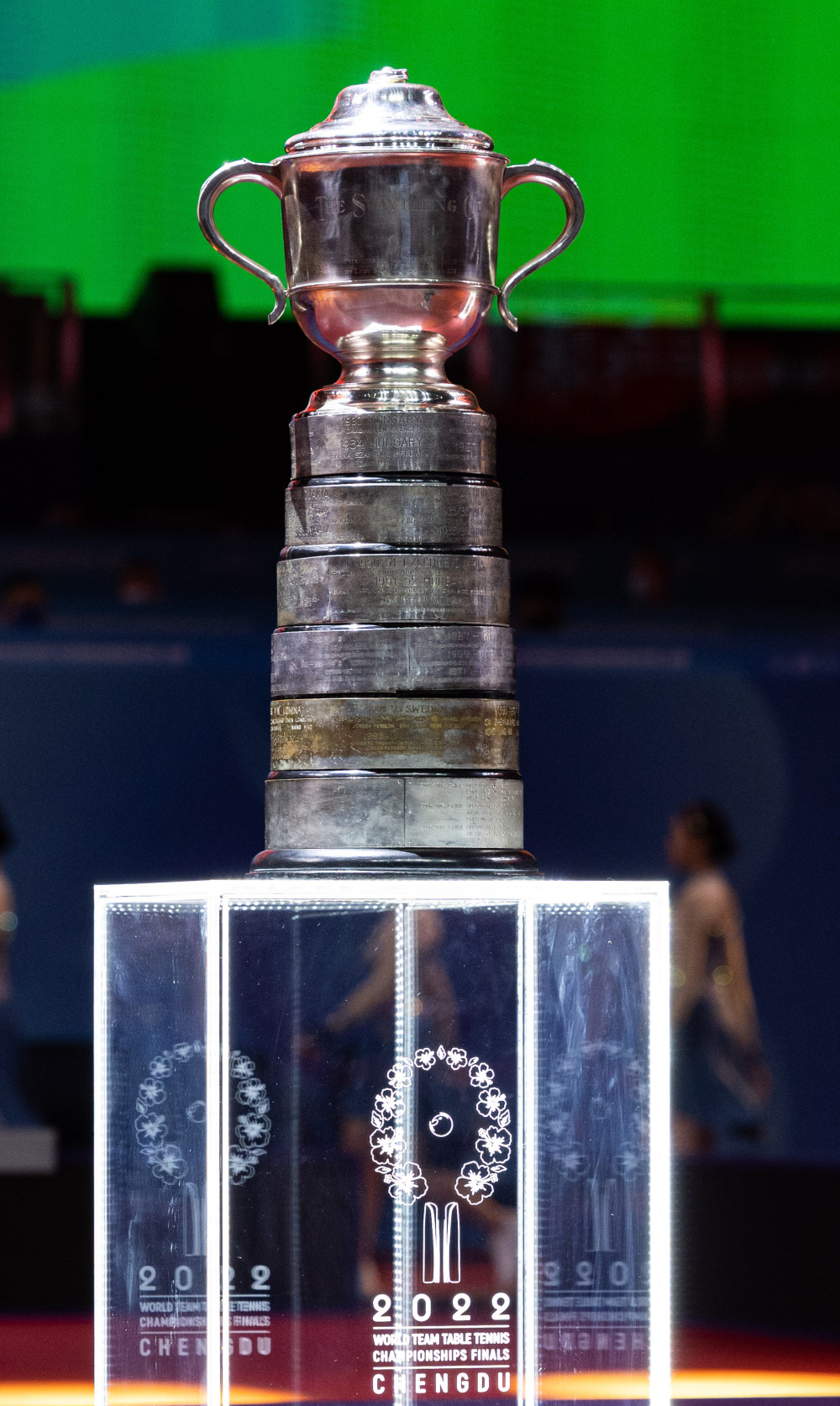 这是9月29日拍摄的男子团体冠军奖杯——斯韦思林杯.