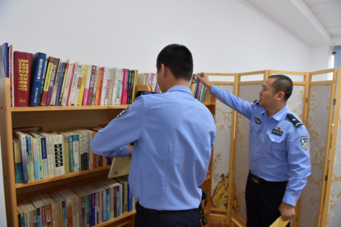 南岗分局民警在阅览室读书道里分局正阳河派出所民警在读书站前治安