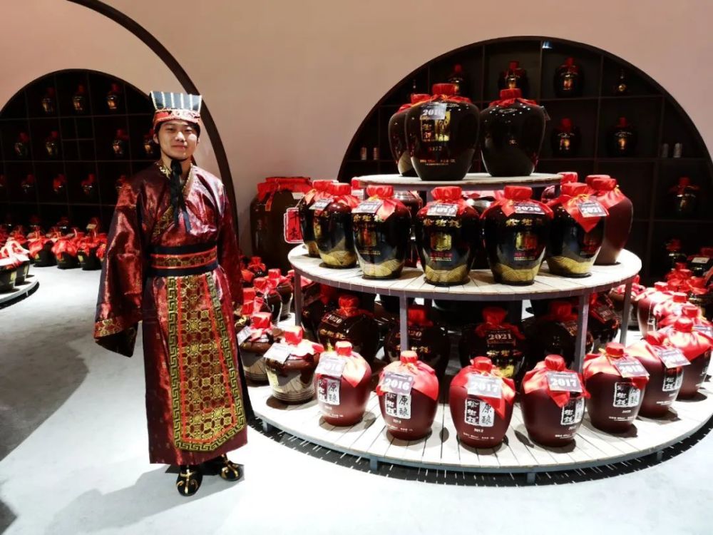 走进吉林省榆树钱酒业酒文化博物馆,感悟210年年发展历程_腾讯新闻