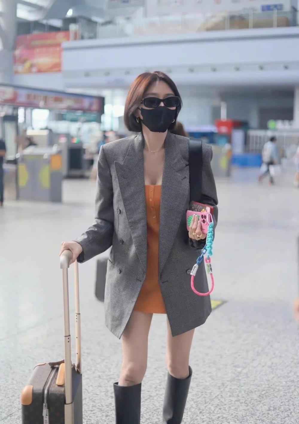 短发的秦岚又飒又美,穿西装配抹胸裙走机场,气质御姐一枚!插图5
