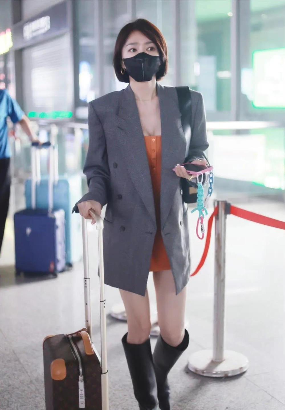 短发的秦岚又飒又美,穿西装配抹胸裙走机场,气质御姐一枚!插图6