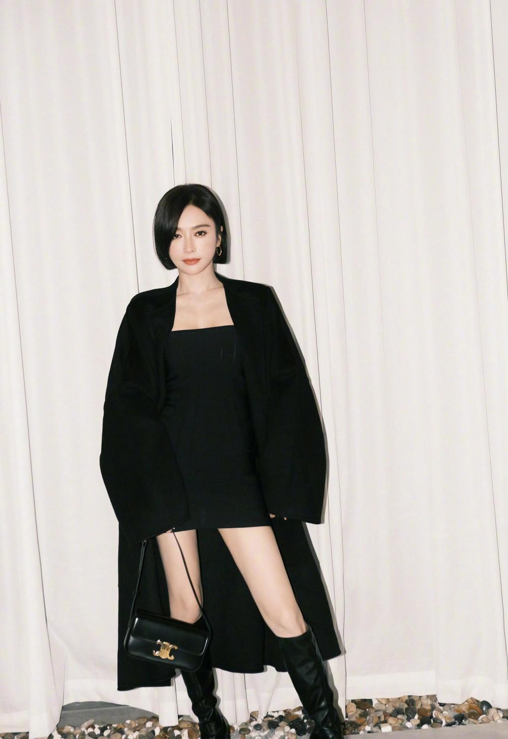 短发的秦岚又飒又美,穿西装配抹胸裙走机场,气质御姐一枚!插图7