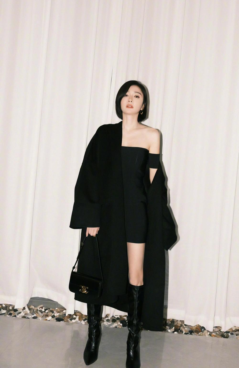 短发的秦岚又飒又美,穿西装配抹胸裙走机场,气质御姐一枚!插图8