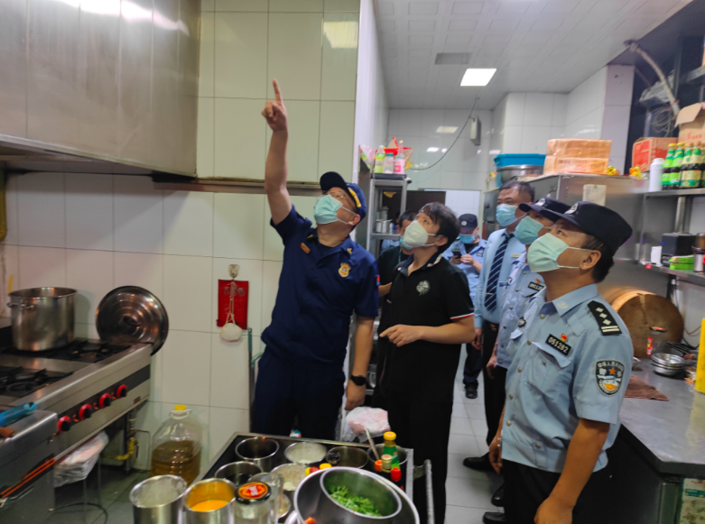 走进后厨操作间，北京经开区消防开展餐饮场所错时检查