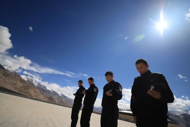 边境管理支队赛图拉边境派出所民警正在康西瓦烈士陵园聆听英雄故事