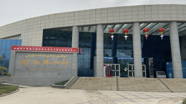 新和县人民法院新和县人民法院在大楼前悬挂灯笼,在电子屏上滚动播放