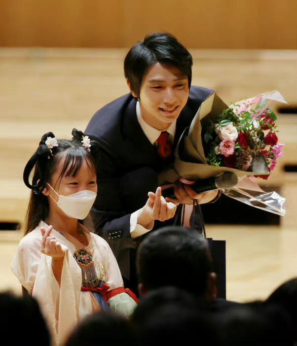 羽生结弦出席中日邦交正常化50周年庆典,细节太圈粉