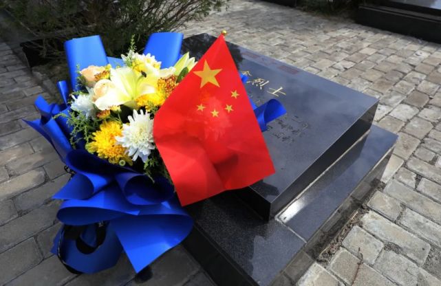 陵园,曹渊,曹云露和曹少修三位烈士的墓碑就安放在陵园内的烈士公墓