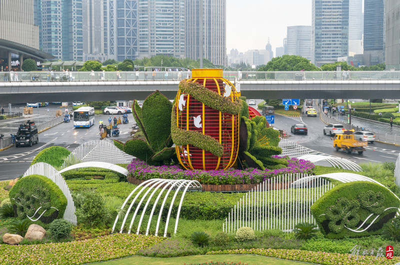 陆家嘴环岛国庆装全新亮相瑞彩年华主题立体花坛落成