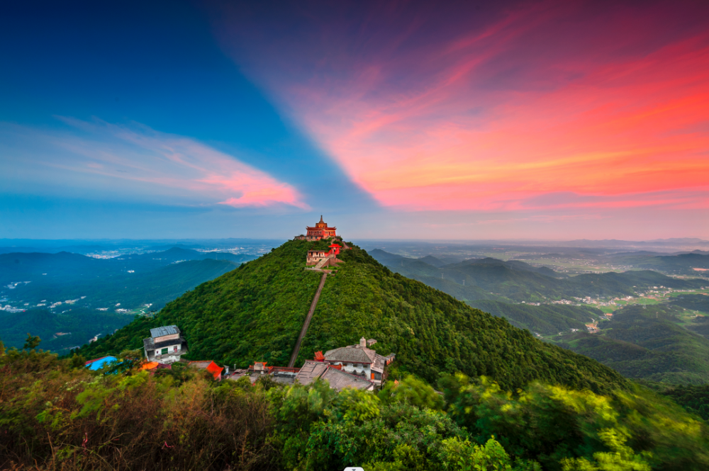 着秋日的色彩~朝阳穿过云层拥抱这片绿色森林清晨,登高【韶峰】绿色