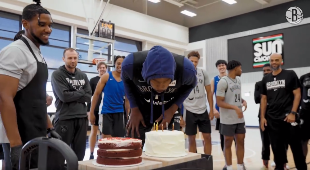 篮网训练馆为杜兰特庆生纳什叫新秀唱生日歌欧文西蒙斯全往后躲