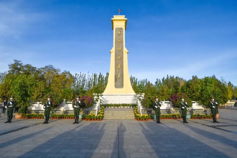 苍松翠柏掩映下的酒泉烈士陵园庄严肃穆,巍峨耸立的革命烈士纪念碑上