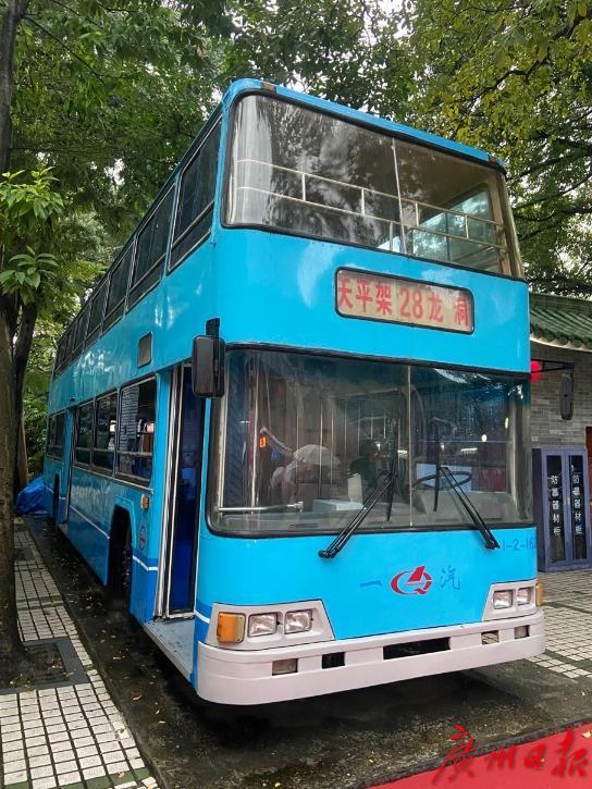 广州牌双层巴士翻新后亮相,4辆怀旧主题公交车投入运营