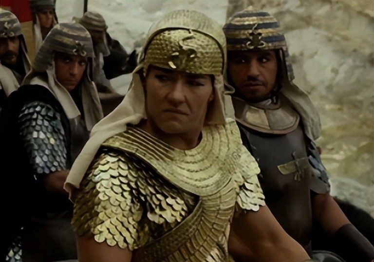 同时,在新王国时期的古埃及士兵们,开始佩戴皮革或者铜甲片头盔,所以