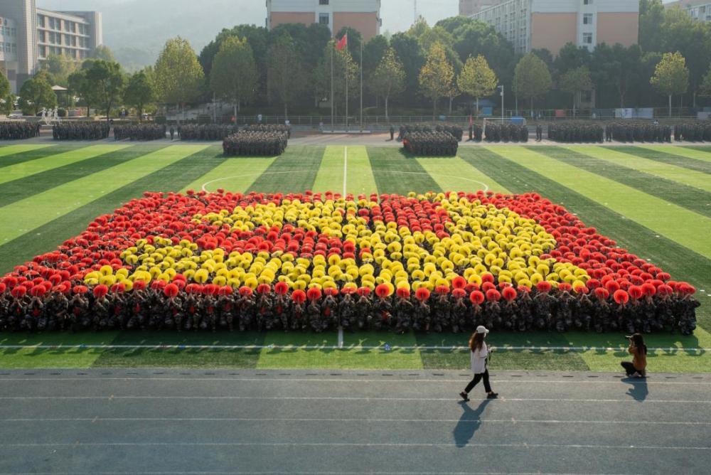 高燃武汉一高校1200名新生创新方阵表演喜迎二十大