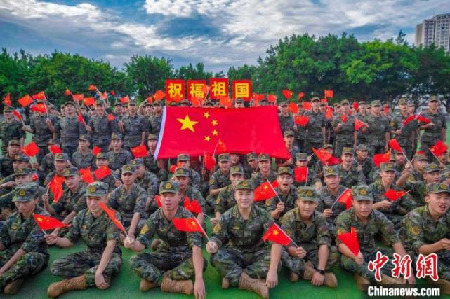 重庆武警官兵与国旗“同框” 向祖国“告白”_腾讯新闻