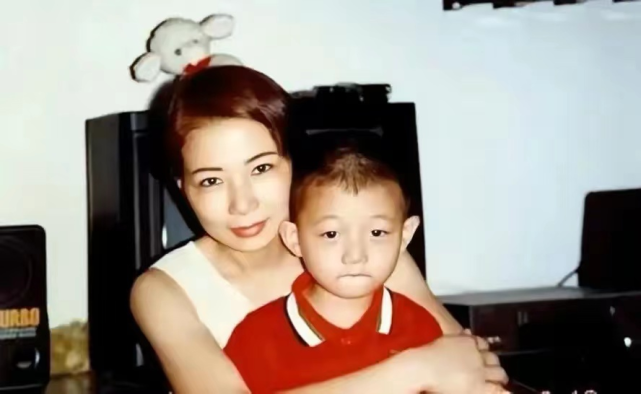 60岁火风为父母剪发,与父母嘴对嘴亲吻引争议,网友评论两极分化