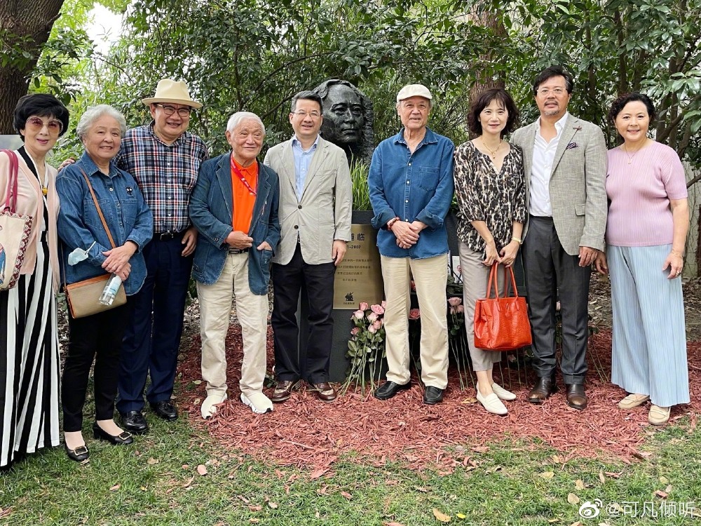 孙道临铜像揭幕式向梅气质依旧达式常身姿挺拔牛犇一头白发