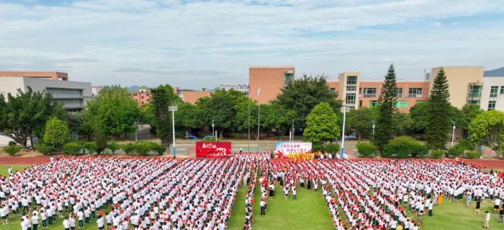 9月29日上午,西南中学举行升旗仪式.
