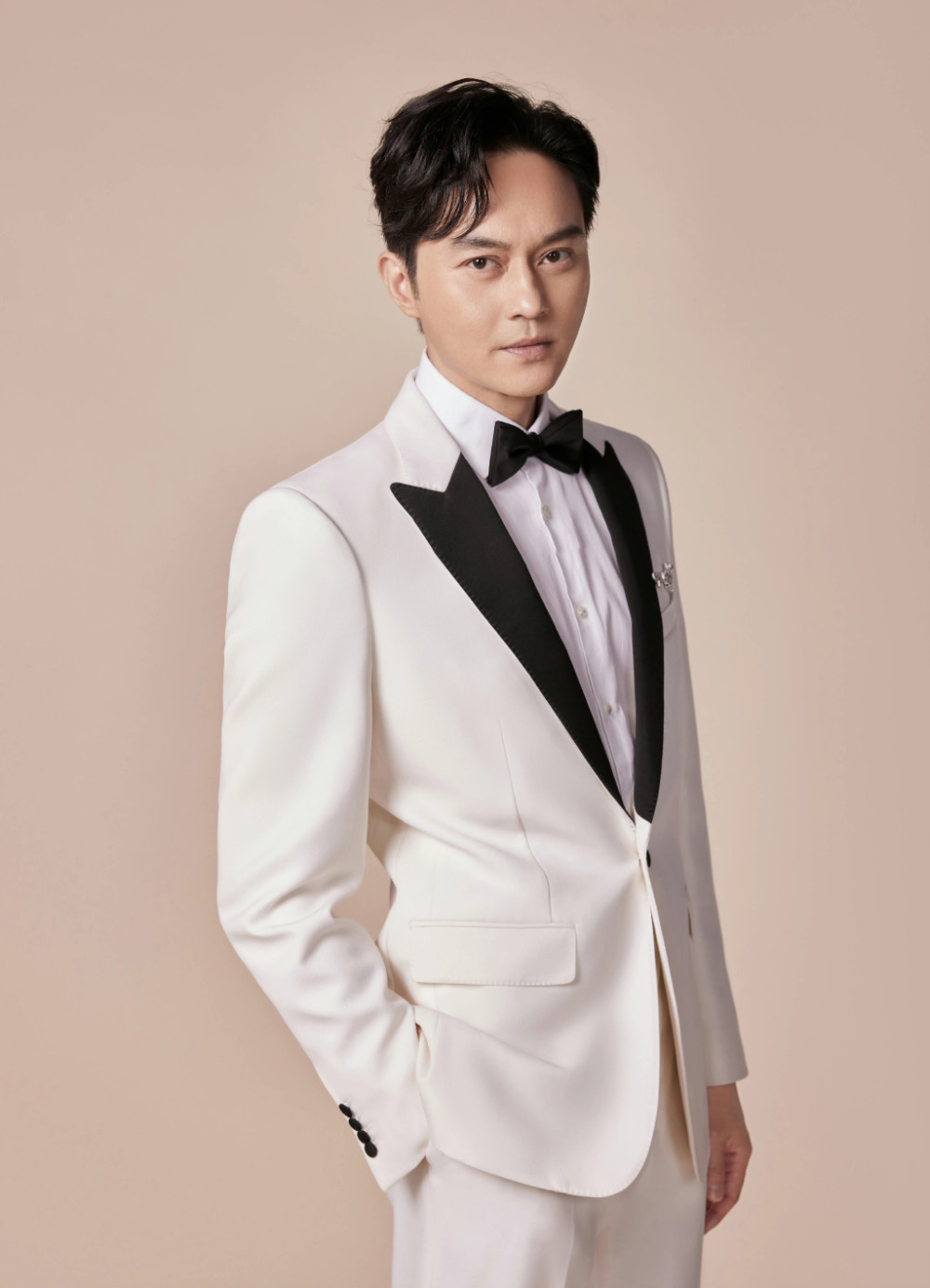 张智霖夫妇时隔7年再拍婚纱照,袁咏仪戴鸽子蛋大钻戒,呈现望夫眼_腾讯