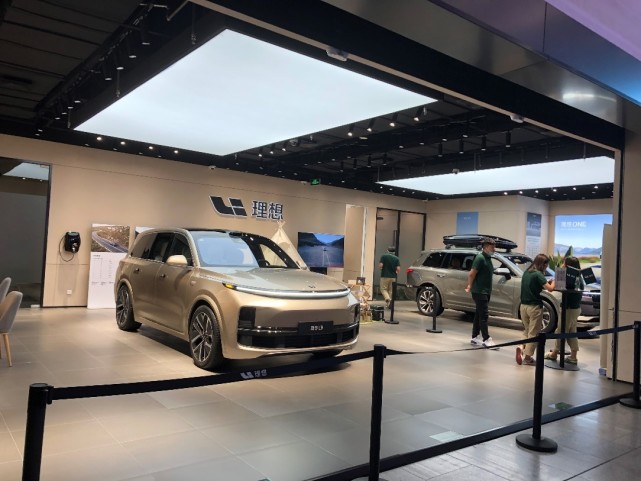 新能源汽车网探访的这家理想体验店在北京一家知名的购物中心一层入口