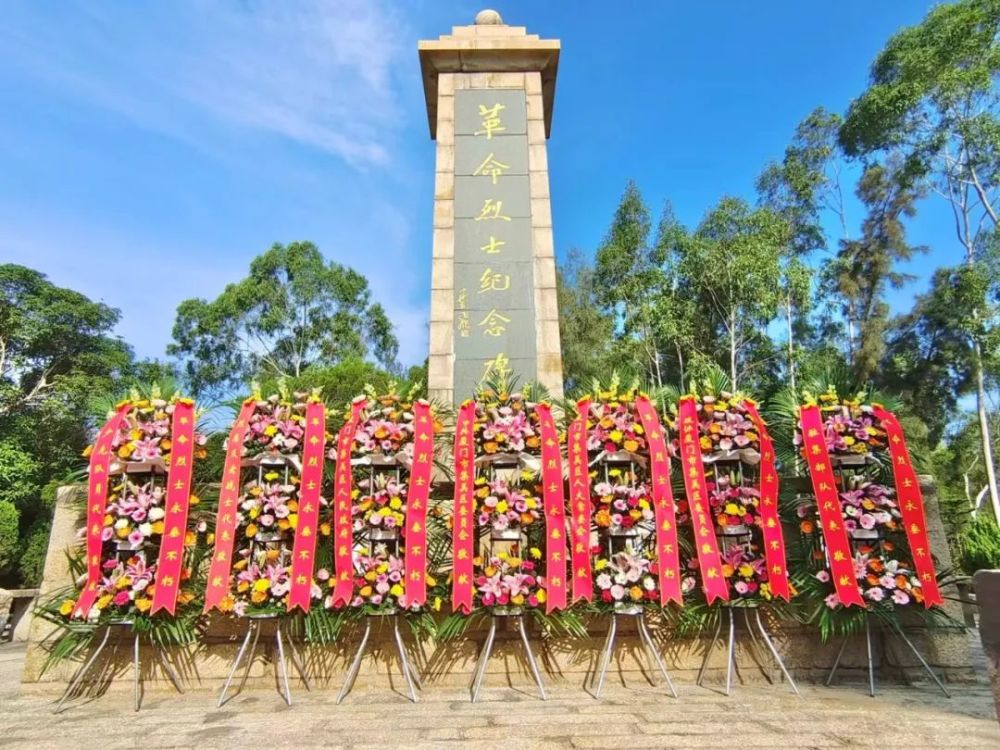 烈士陵园内,松柏苍翠挺立,革命烈士纪念碑巍然高耸,气氛庄严肃穆.