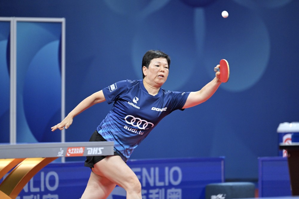 图集丨59岁乒乓球奶奶倪夏莲首战告捷拥吻教练老公