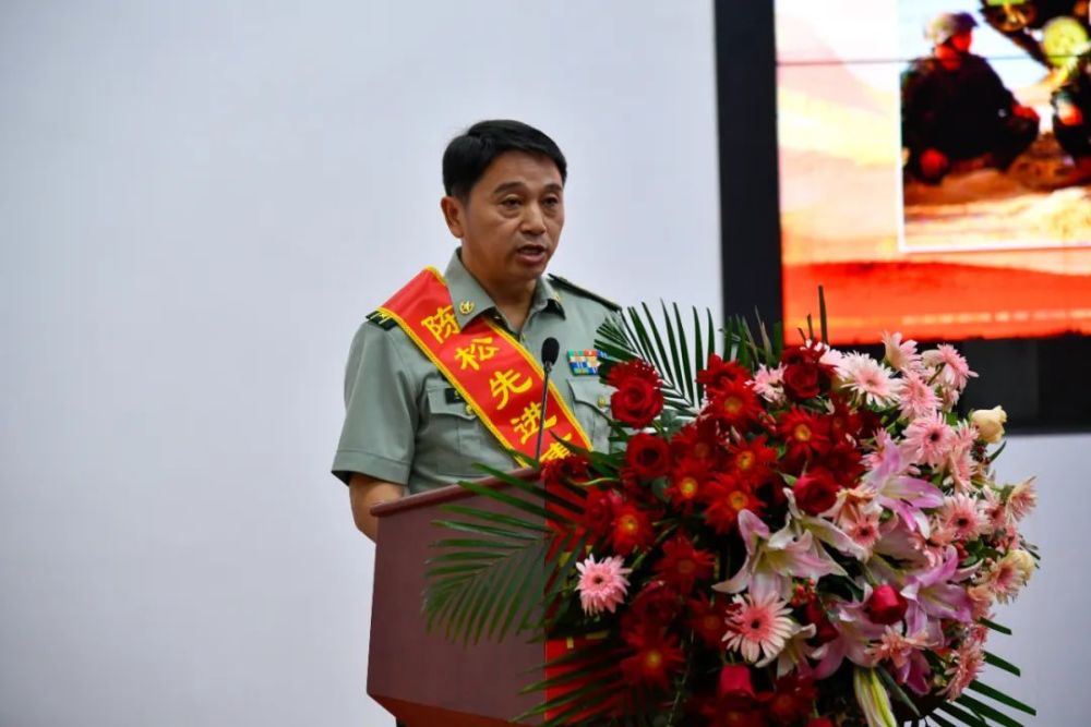 "当我批阅他的理论学习笔记时报告会上,某合成旅政委曹占平介绍主动