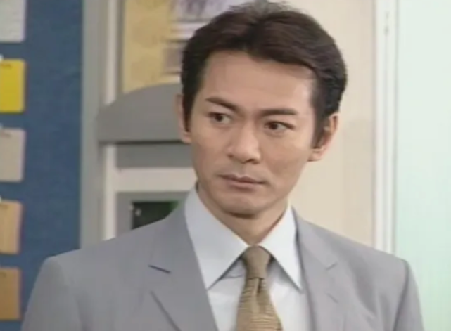 江华本名陈木华,1990年,凭借电影《但愿人长久》饰演江家和一角获得第