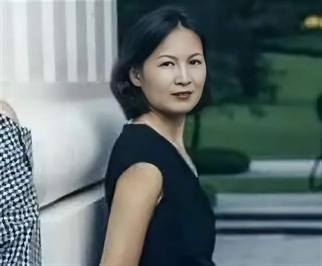 67在任正非54岁那年,姚安娜出生了,生下女儿后,姚凌就逐渐隐居幕后