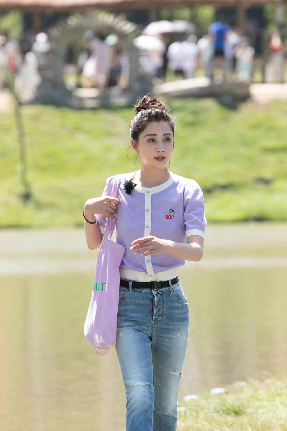 殷桃节目造型好清新,香芋紫上衣配丸子头,气质又减龄!插图3