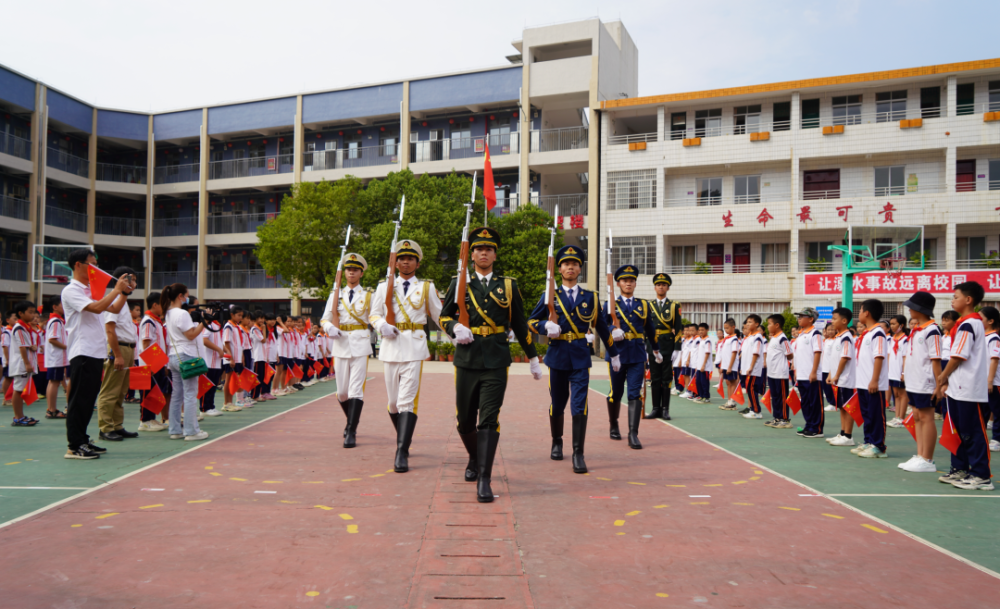 连州镇中心小学图片