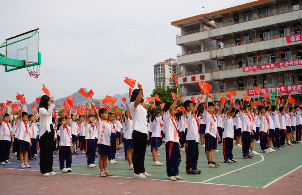 连州镇中心小学开展传承红色基因向国旗敬礼迎国庆教育主题活动