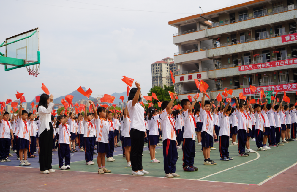 连州镇中心小学图片